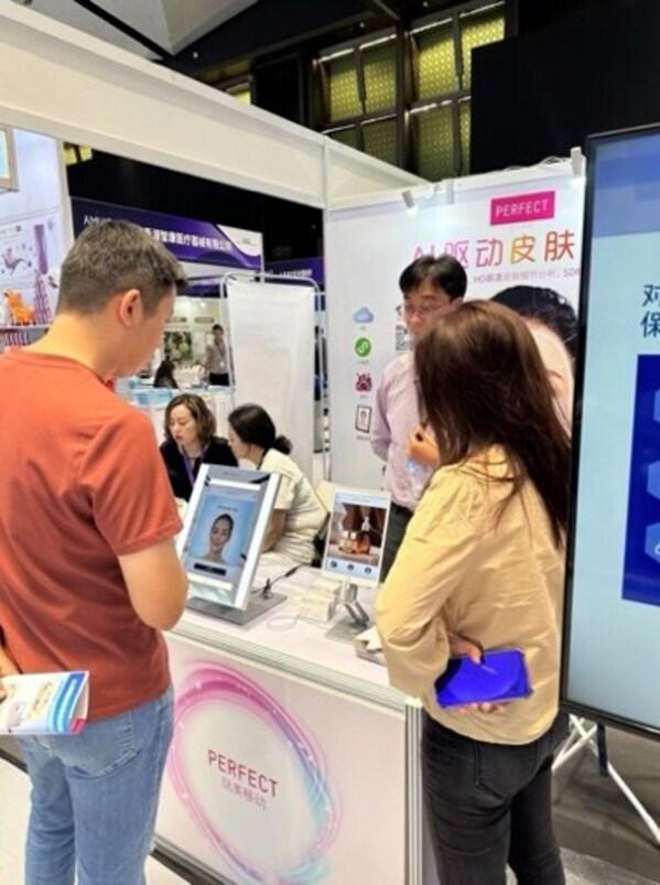 九游娱乐:玩美移动亮相AMWCChina2024肌肤科技引领抗衰老新潮流(图3)