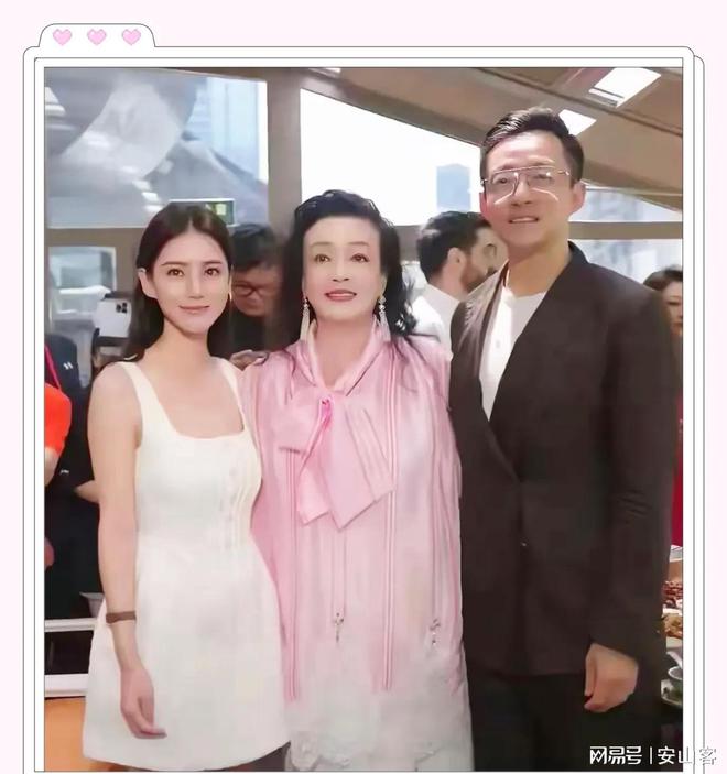 马筱梅直播汪小菲悠闲的逗鹦鹉筱梅给张兰买美容仪网友：(图2)