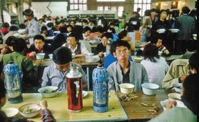 九游娱乐：大学生索要3000元生活费：不逃出陷阱多少钱都难填欲壑！(图2)