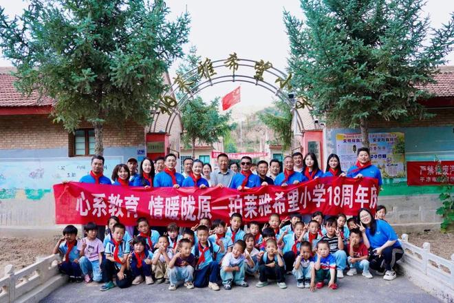 “中美化妆品品牌比较研究”项目组深入调研珀莱雅(图12)