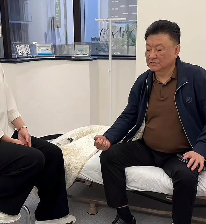 九游娱乐文化：曝61岁央视主持人王宁在日本做大血净全家人陪同其健康引担忧(图3)