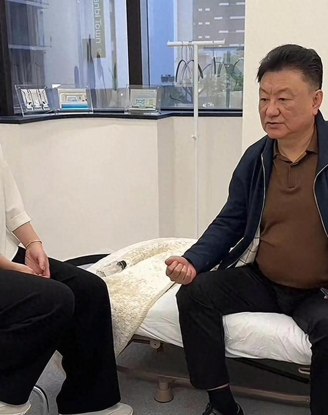 九游娱乐文化：曝61岁央视主持人王宁在日本做大血净全家人陪同其健康引担忧(图2)