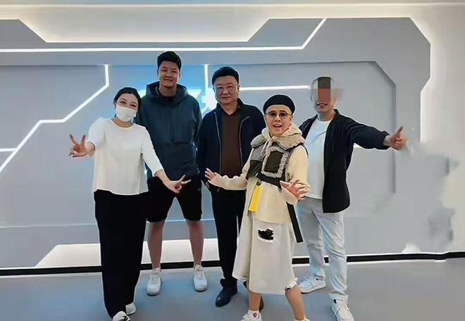 九游娱乐文化：曝61岁央视主持人王宁在日本做大血净全家人陪同其健康引担忧(图6)