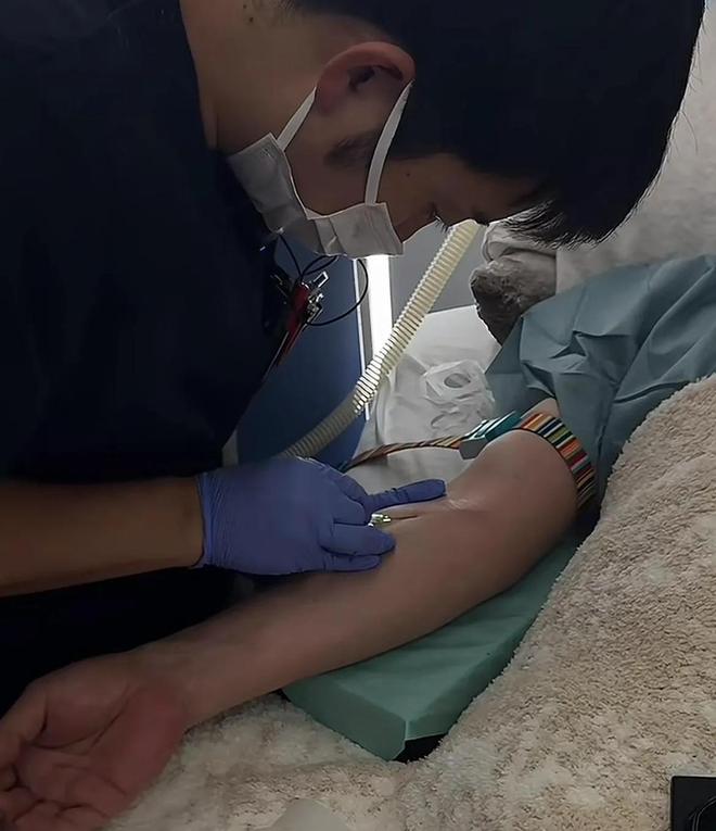 九游娱乐文化：曝61岁央视主持人王宁在日本做大血净全家人陪同其健康引担忧(图4)