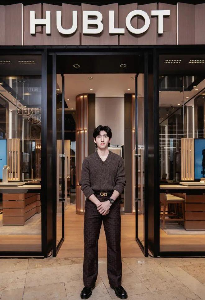 九游娱乐:拿美妆代言、跨界奢牌活动…王曼昱勇闯时尚圈易如反掌丨Trendoftheweek(图8)