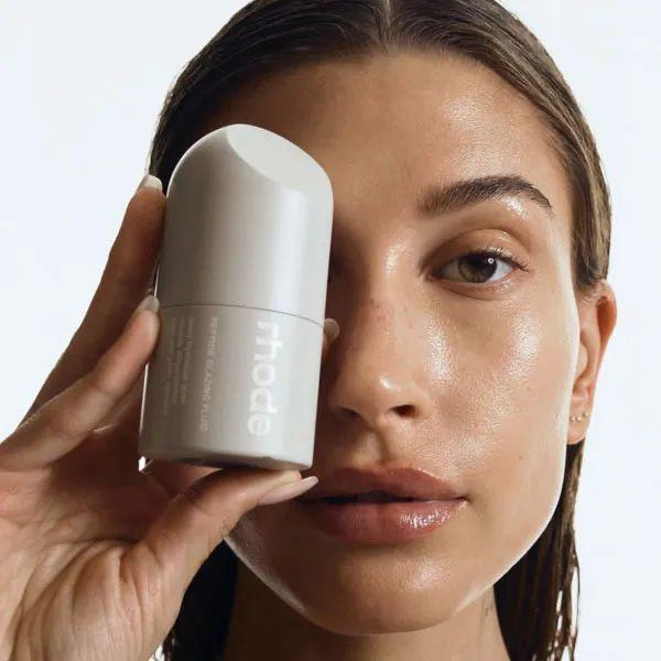 九游娱乐文化：拿美妆代言、跨界奢牌活动…王曼昱勇闯时尚圈易如反掌丨Trendoftheweek(图6)