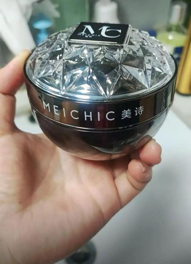 九游娱乐：新型贵妇膏掏空中老年女性钱包(图5)