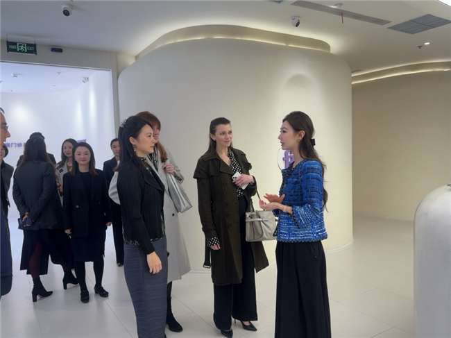 “妆械联合”引领行业新纪元雅诗兰黛倩碧全球高管团队参访翻范时