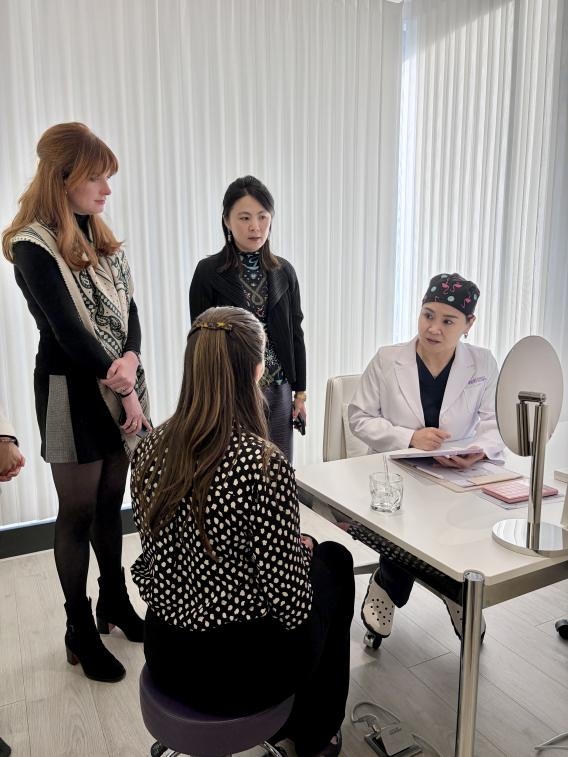 “妆械联合”引领行业新纪元雅诗兰黛倩碧全球高管团队参访翻范时尚医美(图3)