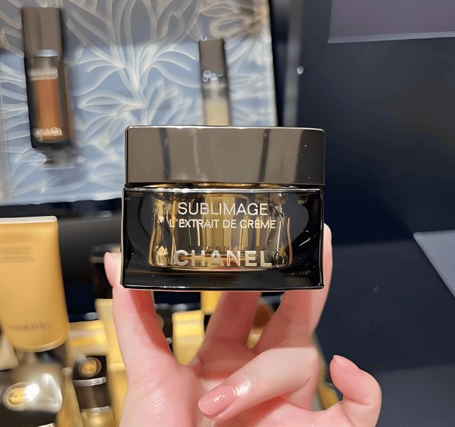 九游娱乐文化:2025顶奢面霜功效大考:修护抗老赛道上演成分竞赛(图4)